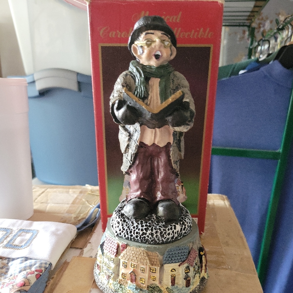 Windsor Collection Caroler.  Plays Silent night.Night. 9 inches tall